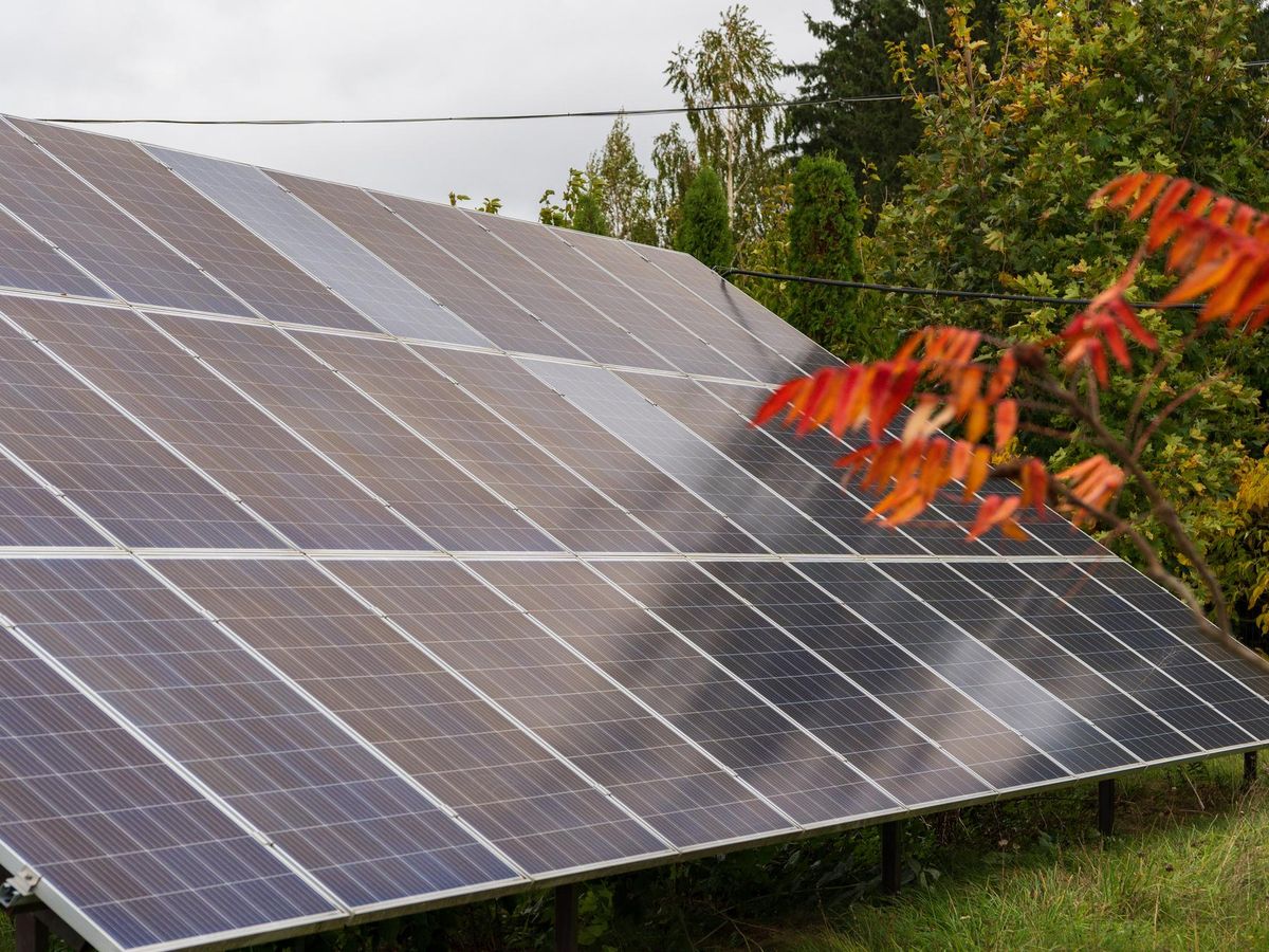 Panele fotowoltaiczne czy solarne jak działają i czym się różnią